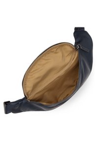 Borsa in pelle blu navy con una superficie liscia e chiusura con zip. Interno foderato in tessuto beige chiaro, con un design spazioso e non strutturato.