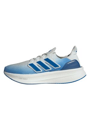 Chaussure de course Adidas Ultraboost blanche et bleue avec trois bandes bleues, lacets blancs, et semelle épaisse amortissante nommée Light Boost.