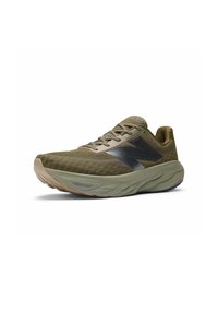 Zapatilla deportiva verde con parte superior de tejido texturizado, suela flexible y acento de logo negro. Incluye cierre de cordones y plantilla acolchada.