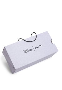 Violetti kimaltava suorakulmainen laatikko, jossa on musta narukahva, ja jonka päällä on painettuna Disney- ja ALDO-logot.