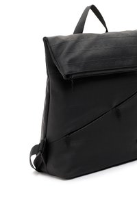 Sac à dos noir texturé avec rabat supérieur, trois compartiments zippés visibles et bretelles ajustables sur fond blanc.