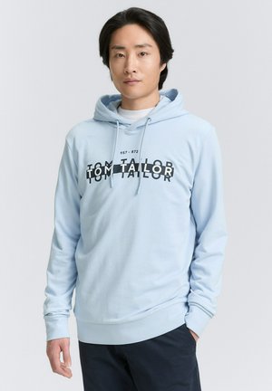 Hoodie bleu clair avec une poche avant, capuche à cordon, et logo en texte noir. Tissu lisse avec une coupe ajustée et ourlet côtelé.