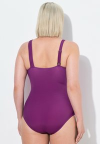 Violetti yksiosainen uimapuku, jossa on säädettävät olkaimet, sileä pinta ja kohtalainen selkäpeitto. Ominaisuuksina yksinkertainen muotoilu ilman kuvioita tai koristeita.