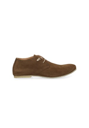 Chaussure à lacets pour homme en daim marron avec une silhouette élancée et une semelle de couleur claire sur fond blanc.