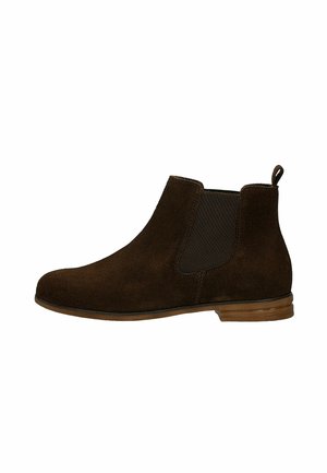 Donkerbruine suède Chelsea-boot met elastische zijpaneel, lage houten hak en aantreklus aan de achterkant.