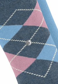 Kolorowe skarpetki w wzory z diamentowym motywem w odcieniach niebieskiego, różowego i ciemnoszarego z białymi akcentami oraz srebrnym logo.