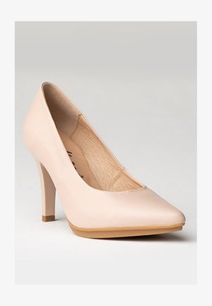 Zapato de tacón alto de charol desnudo con punta afilada, tacón delgado y parte superior de textura suave. Suela plana para mayor estabilidad.