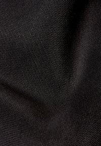 Tessuto nero con motivo a maglia lavorata, che presenta una superficie liscia e una leggera lucentezza. Il materiale è morbido e flessibile al tatto.