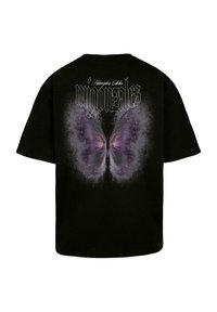 T-shirt nera con una grande grafica di una farfalla viola sul retro, con il testo "migonzaies" sopra in un font stilizzato.