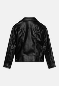 Czarna kurtka z ekologicznej skóry o krótkim kroju, z wyciętym kołnierzem, długimi rękawami i przeszyciami na plecach.