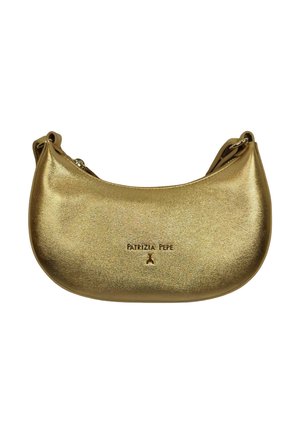 Petit sac à main en forme de croissant métallique doré avec une sangle courte et le logo "Patrizia Pepe" centré sur le devant.