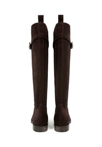 Bottes en daim marron jusqu'au genou avec une finition lisse, ornées d'une boucle décorative et de détails de couture à l'arrière.
