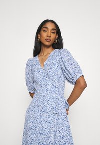 Glamorous WRAP AROUND MIDI DRESS WITH TIE AND SLEEVES - Vestido de dia - blue