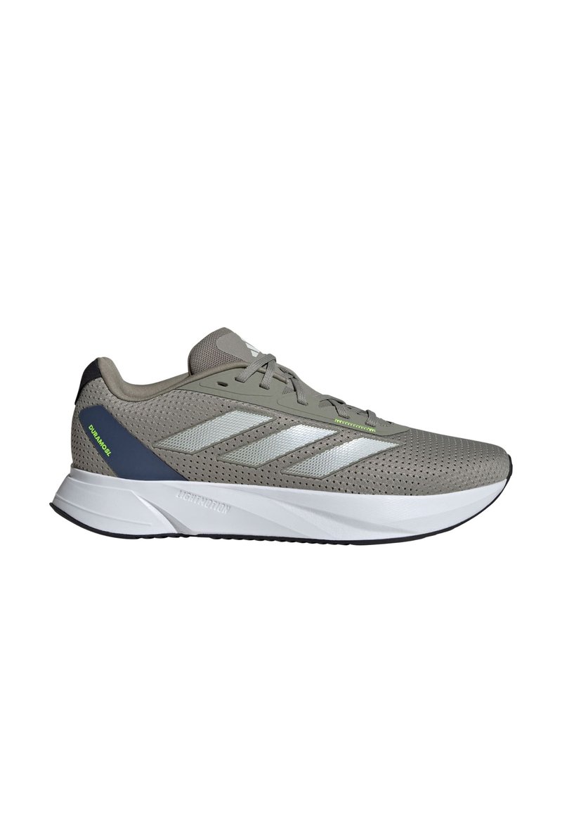 Scarpa da corsa in mesh grigio con accenti argento, dotata di una linguetta imbottita, design con lacci e suola bianca ammortizzata.
