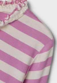 Gestreepte gebreide top met roze en witte horizontale strepen, een gerimpelde kraag en een zachte textuur, met een strakke pasvorm rond de hals.