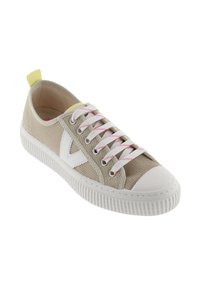 Sneaker in rete beige con punta e suola in gomma bianca. Caratterizzata da lacci rosa, un tab in giallo sul tallone e un logo bianco sul lato.