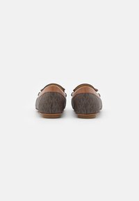 Scarpe slip-on in pelle marrone con tomaia in tessuto a fantasia, dotate di punta arrotondata e suola in gomma bassa. Marchio ben visibile sul retro.