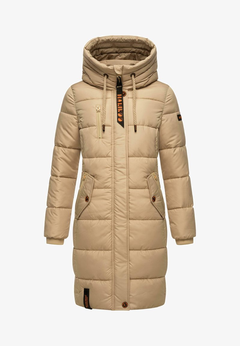 Bež neilõige mantel kõrge kaelusega, ees taskud lukuga, reguleeritava kapuutsiga ja kontrastsete oranžide detailidega. Omab tikitud tekstuuri ja ribakätiseid.