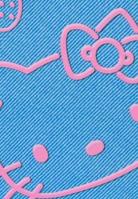 Textil azul con un patrón a rayas que presenta contornos en relieve en color rosa de la cara de un personaje, incluyendo los ojos, la nariz y un lazo.