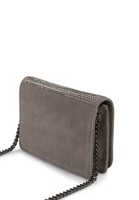 Szara torebka crossbody z faux zamszu z łańcuszkiem, z rzędem błyszczących metalowych ćwieków wzdłuż górnej krawędzi i gładką teksturą.