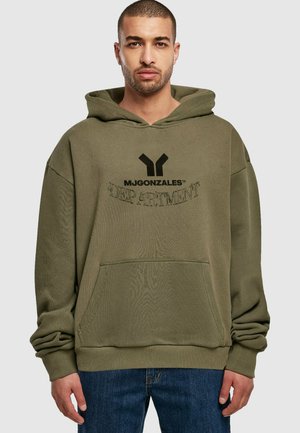 Olivengrüner Kapuzenpullover mit einer Vordertasche, mit schwarzem Drucktext "MJGONZALES" und "DEPARTMENT" im lässigen Schnitt.