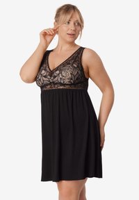 Czarna nocna sukienka z koronkowym gorsetem w kwiaty i dekoltem w kszta�łcie litery V. Miękki materiał rozszerza się od talii, podkreślając wygodę i eleganckie detale w projekcie.