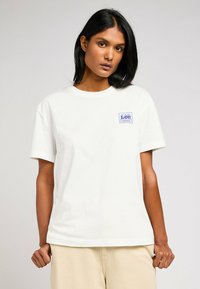 Lee RELAXED CREW  - T-shirt con stampa - ecru