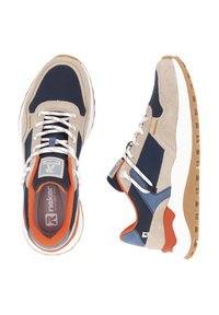 Les baskets présentent un mélange de maille bleue et de daim beige, avec des accents oranges. Semelle en caoutchouc blanc avec un motif de semelle texturé marron.