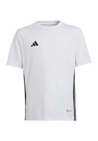 Camiseta deportiva blanca de manga corta, con detalles en negro, paneles de malla texturizada y un logo negro de Adidas en el lado izquierdo del pecho.