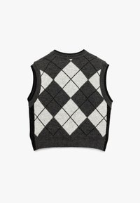 Chaleco de punto sin mangas en gris oscuro y blanco con un patrón de rombos, cuello acanalado y paneles laterales sólidos en negro.
