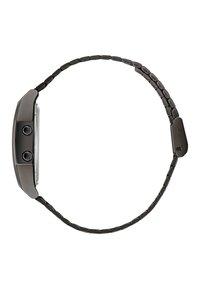 Montre intelligente noire avec un cadran rectangulaire argenté, deux boutons ronds et un bracelet noir texturé composé de maillons entrelacés.