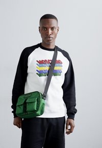 MOSCHINO BORSA TRACOLLA UNISEX - Plecu soma - fantasia verde