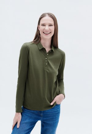 Polo à manches longues, vert olive, avec col et patte de boutonnage, assorti à un jean bleu. Tissu lisse, coupe décontractée.
