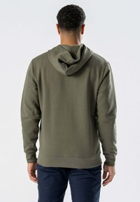 Olivengrøn sweatshirt med snøre i hætten, ribbede manchetter og kant. Fremstillet af blødt stof, har en glat tekstur og et minimalistisk design.