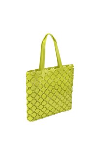 Torba zakupowa w limonkowym kolorze, wykonana z plecionego plastiku. Posiada prostokątne wycięcia, podwójne płaskie uchwyty oraz wyraźny kształt.