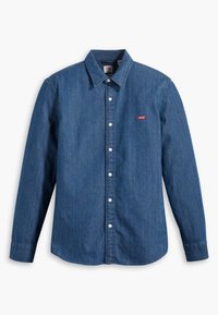 Donkerblauwe spijkerblouse met een puntige kraag, lange mouwen en een klein rood Levi's logo op de borst. Voorzien van witte knopen.