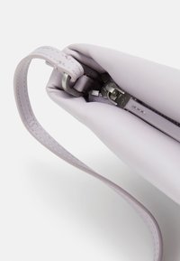 Calvin Klein LOCK QUILT CLUTCH - Borsa a tracolla - iris
