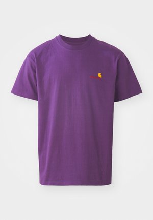 T-shirt en coton violet avec un col rond. Présente un petit logo jaune et rouge sur la poitrine gauche. Manches courtes, coupe standard.