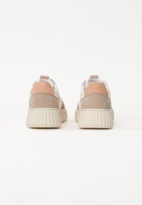 Sneakers med en vit ovandel, tan mocka detaljer och en texturerad beige gummisula. Baksidan har en ögla för enkel påtagning.