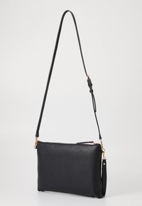 Borsa a tracolla in pelle nera con superficie textured, forma rettangolare, tracolla regolabile e dettagli in metallo dorato.