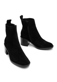 Czarne zamszowe botki za kostkę z wysmuklonym noskiem i zapięciem na zamek, z blokowym obcasem i minimalistycznym designem.