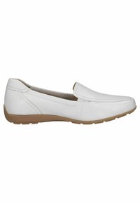 Bílé nazouvací boty vyrobené z texturované kůže s kulatou špičkou, prošívanými detaily a světlou hnědou gumovou podrážkou.