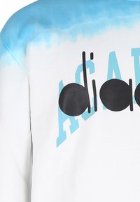 Felpa bianca con un collo a gradiente blu, con testo stilizzato nero ed elementi grafici in blu scuro e nero.