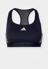 Svard svart sports-bh med en jevn finish, mesh bak, og logo. Har hvite striper på sidene og et teksturert bånd med gjentagende logomønster.