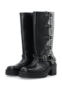 Schwarze kniehohe Lederstiefel mit einer robusten Sohle, mehreren Riemen-Details und silberfarbenen Beschlägen an der Seite.