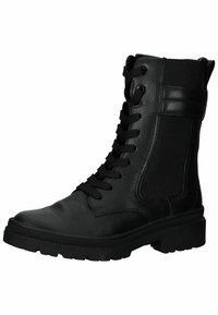 Botte noire à la cheville avec une tige en cuir, un avant à lacets et des panneaux latéraux élastiques. Présente une finition texturée et une semelle épaisse à motif.