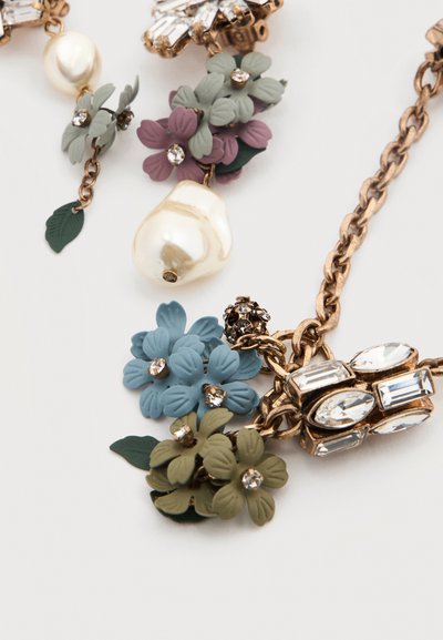 Χρυσό κολιέ με αλυσίδα που διαθέτει ανθικά διακοσμητικά σε μπλε, πράσινο και μοβ, με ψεύτικες πέρλες και διάφανα στρας για διακόσμηση.