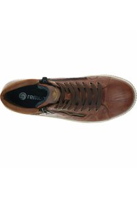 Baskets en cuir marron avec une finition texturée, un laçage à l'avant et une fermeture éclair sur le côté. Semelle en caoutchouc blanc avec des détails de couture visibles.