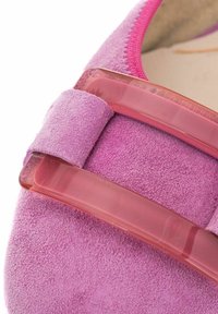 Scarpa in suede rosa con una morbida fascia in plastica rosa lucido. Il design presenta una punta arrotondata e una texture morbida sull'intera superficie del materiale superiore.