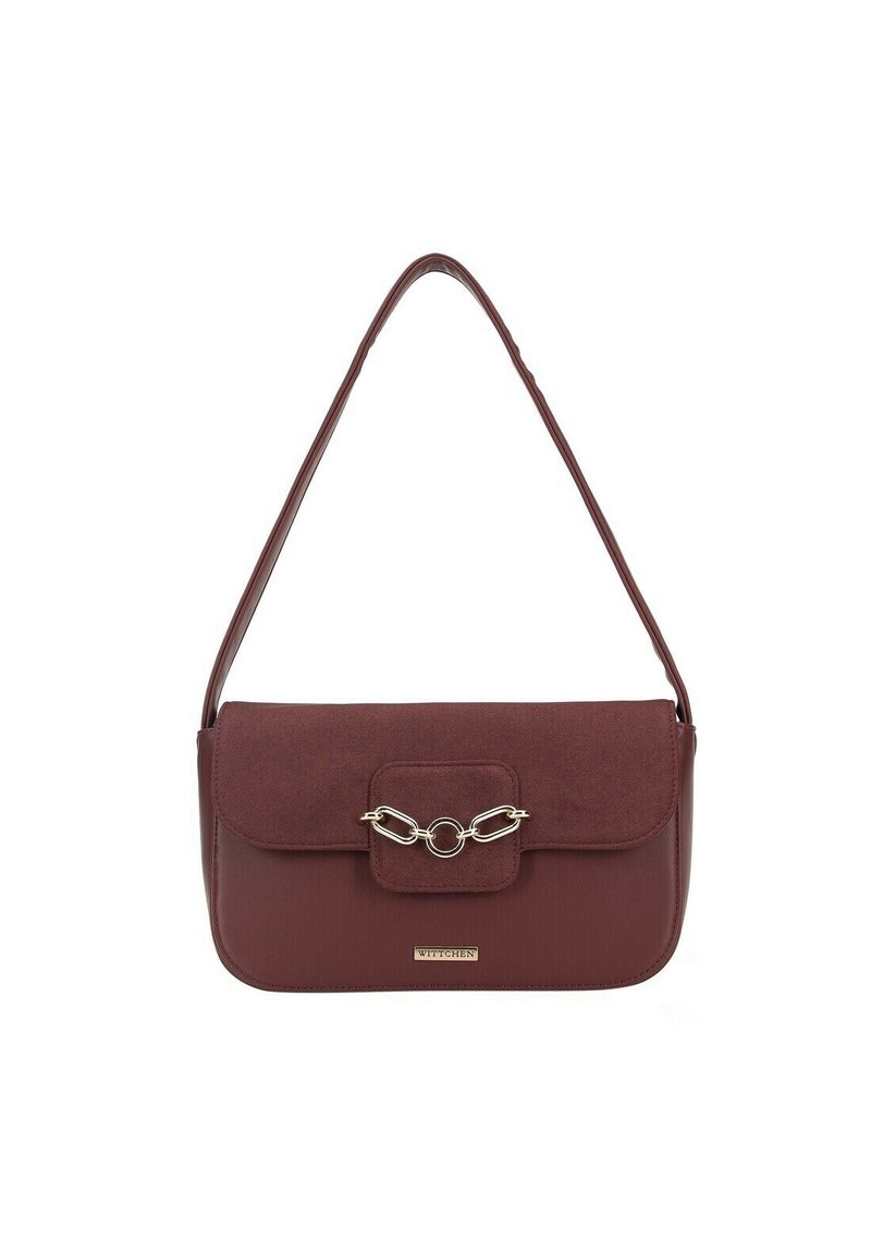Borsa a tracolla bordeaux con corpo in pelle liscia, pattina in suede e un accento decorativo di catena dorata. Presenta una tracolla regolabile.